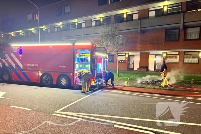 Straat ontruimd wegens brand door vuurpijl