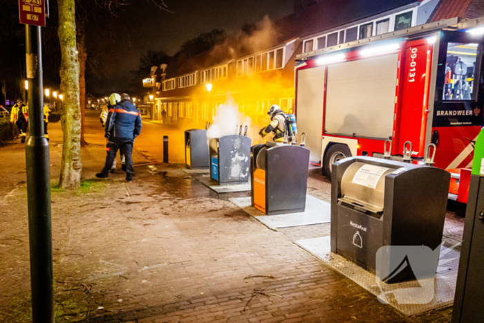 Brandweer laat ondergrondse container vollopen