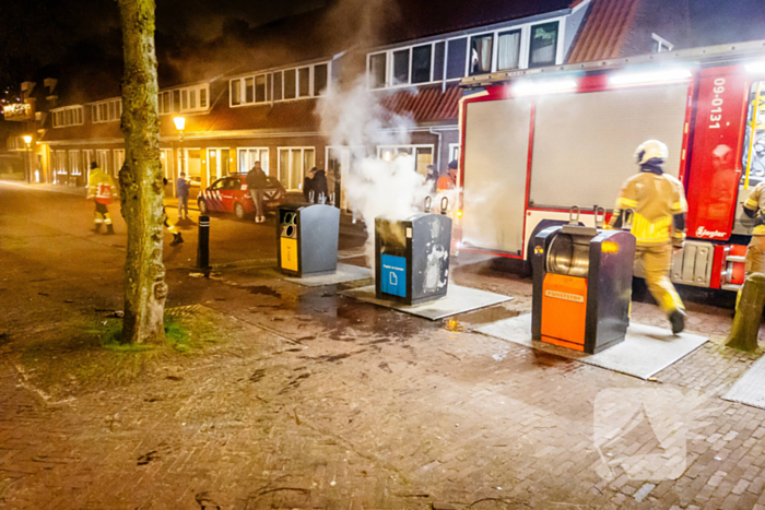 Brandweer laat ondergrondse container vollopen