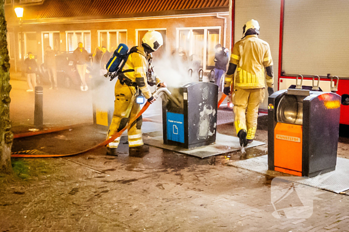 Brandweer laat ondergrondse container vollopen