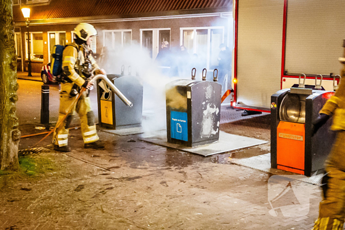 Brandweer laat ondergrondse container vollopen