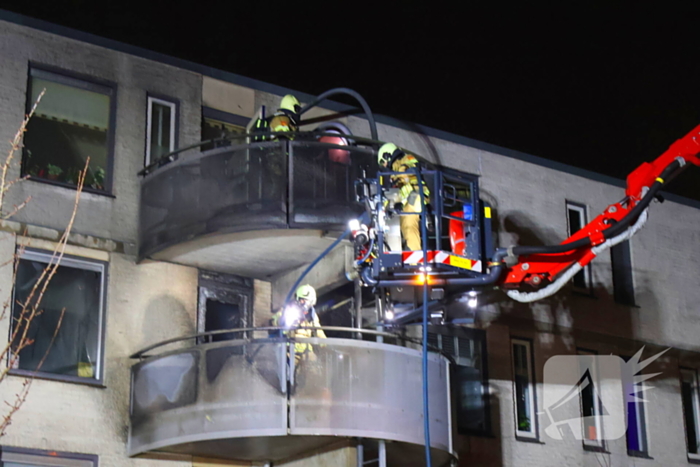 Balkons zwartgeblakerd na brand in appartement