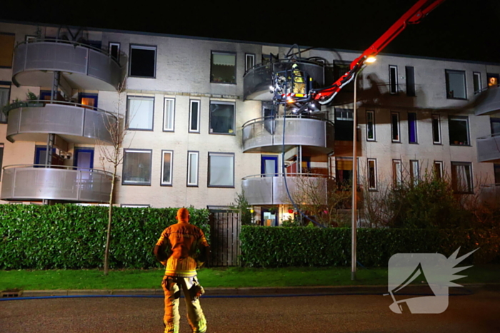 Balkons zwartgeblakerd na brand in appartement