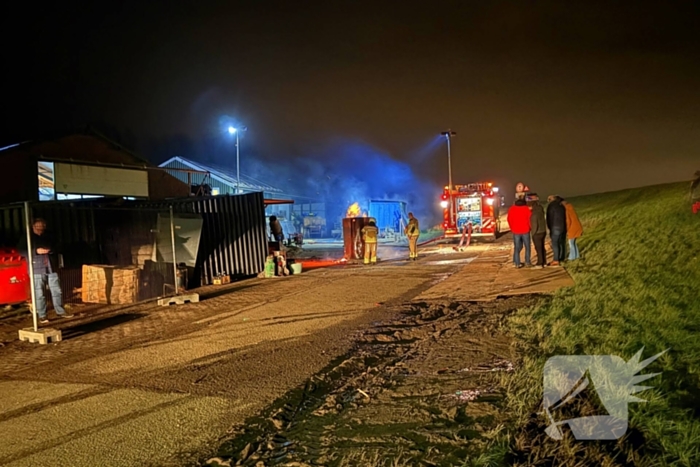 Vuur uit ton slaat over naar schuur