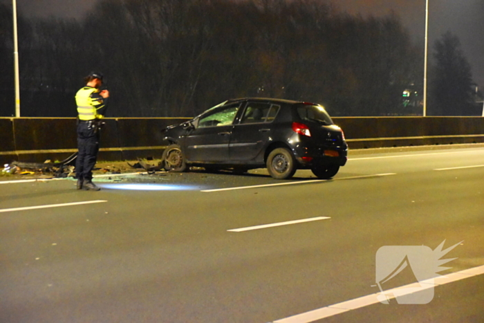 Auto slaat over de kop op snelweg