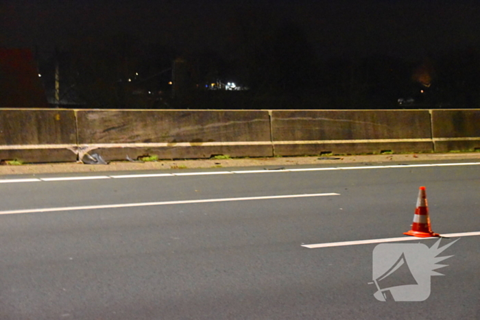 Auto slaat over de kop op snelweg