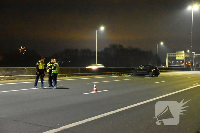 Auto slaat over de kop op snelweg