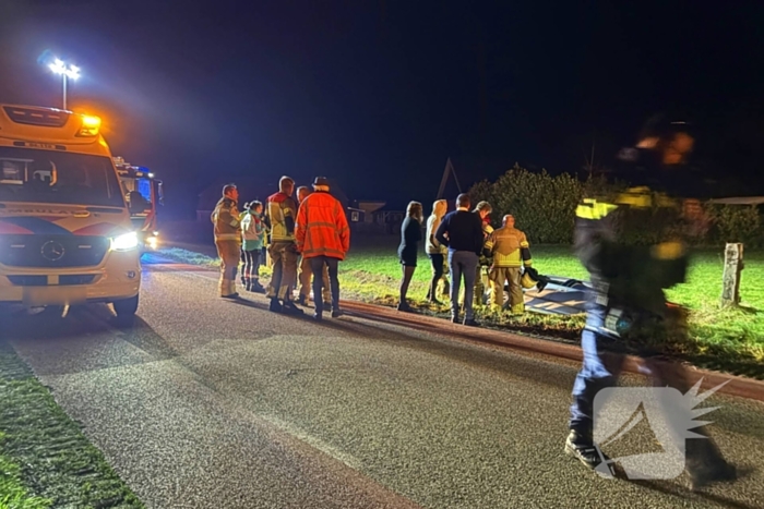 Auto vliegt uit de bocht en belandt in greppel