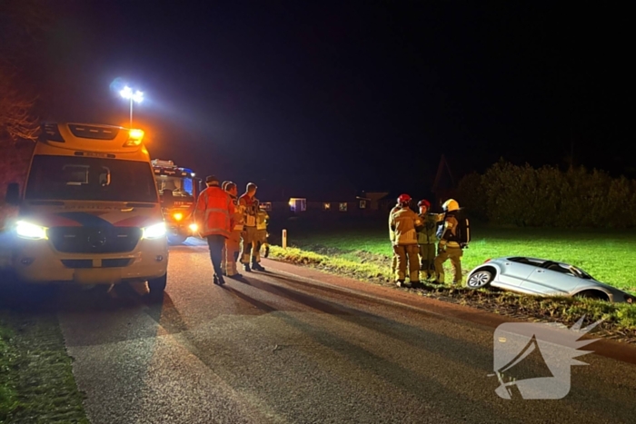 Auto vliegt uit de bocht en belandt in greppel