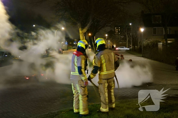 Brandweer blust afvalbrand op straat