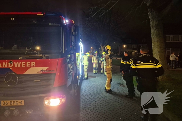 Brandweer blust afvalbrand op straat