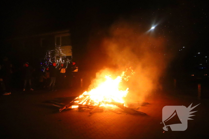 Hulpdiensten controleren vreugdevuur op kruising