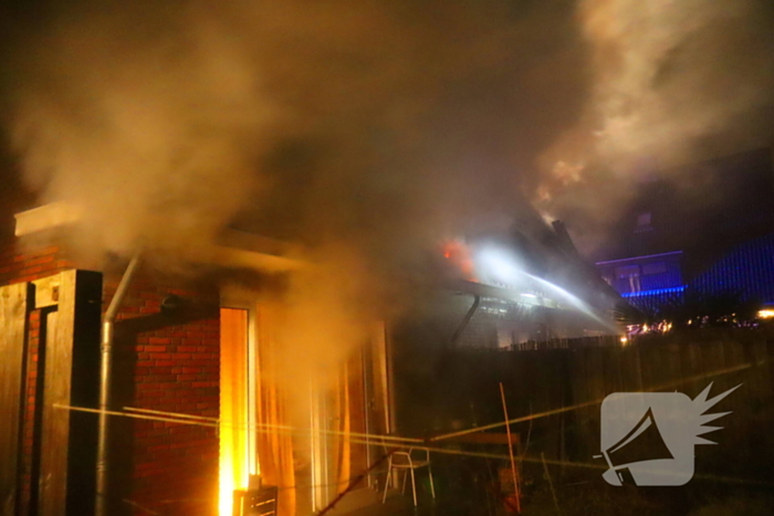 Brand in dak van woning