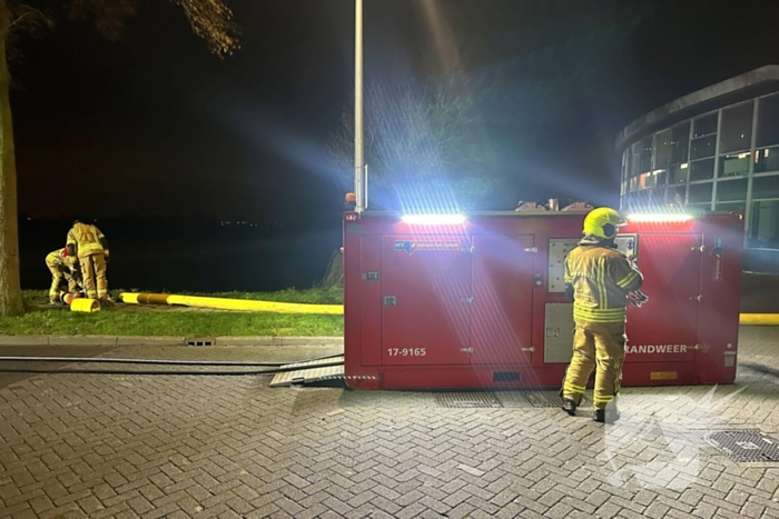 Vlammen slaan uit dak van gebouw