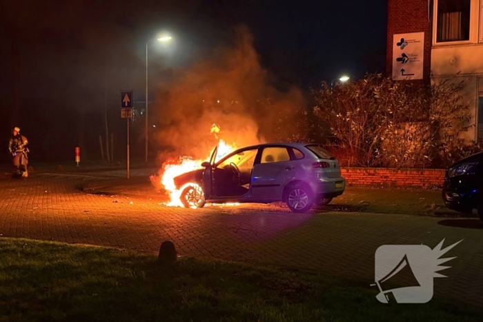 Auto rijdt over vuurtje heen en vat vlam