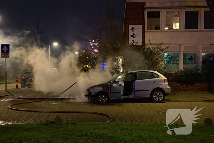 Auto rijdt over vuurtje heen en vat vlam