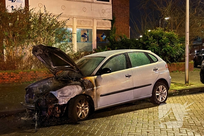 Auto rijdt over vuurtje heen en vat vlam