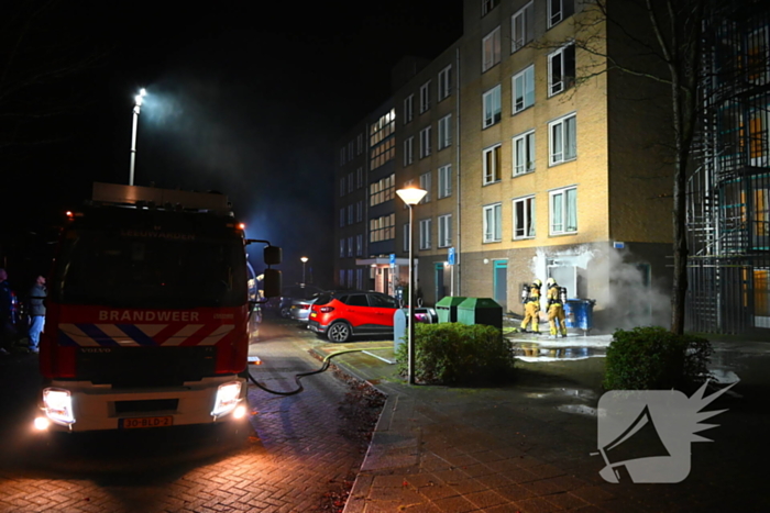 Brandweer blust brand in berging