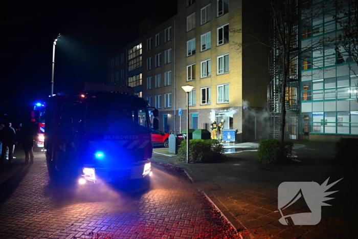 Brandweer blust brand in berging