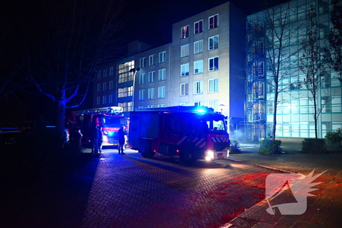 Brandweer blust brand in berging