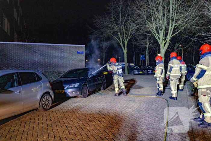 Geparkeerde personenauto uitgebrand