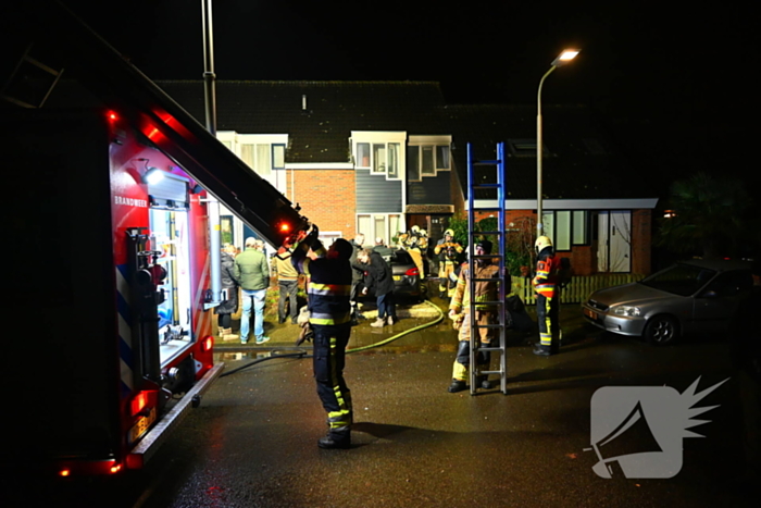 Brandweerlieden zoeken naar brand bij woning