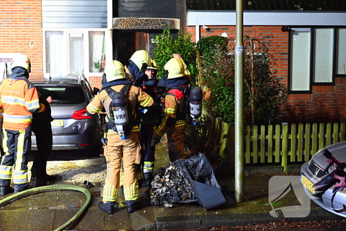 Brandweerlieden zoeken naar brand bij woning