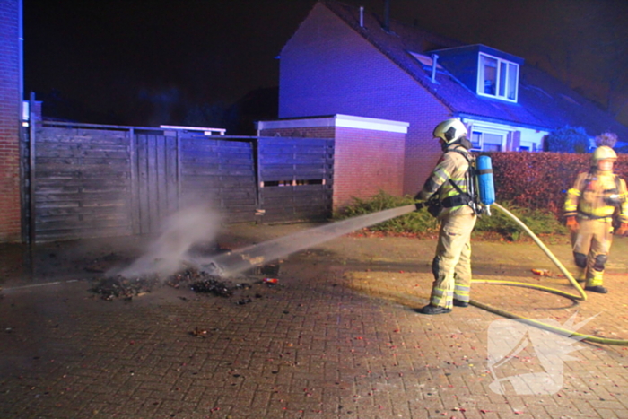 Vreugdevuur dreigt over te slaan naar schutting