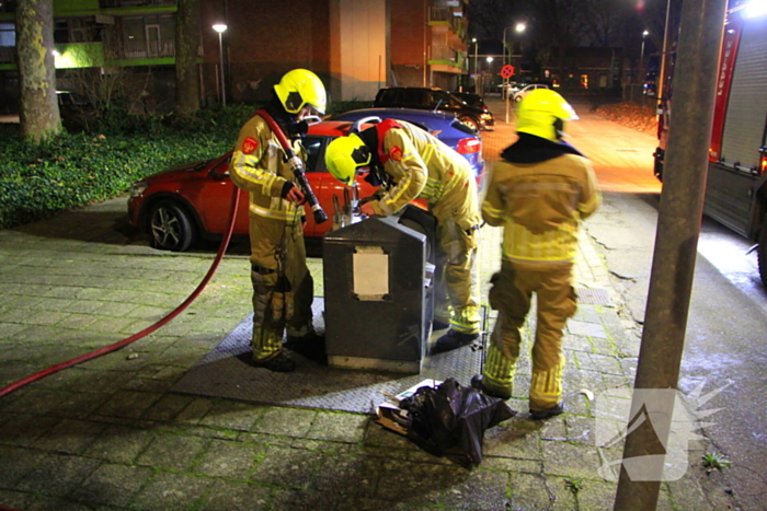 Vuurwerk veroorzaakt brand in ondergrondse vuilcontainer