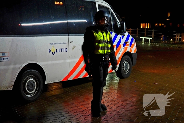 Brand op kruising onder politie begeleiding geblust