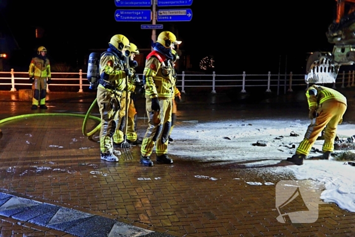 Brand op kruising onder politie begeleiding geblust