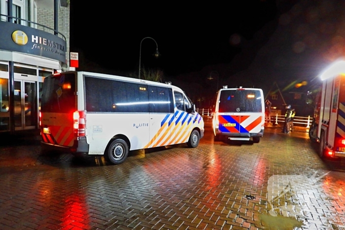 Brand op kruising onder politie begeleiding geblust