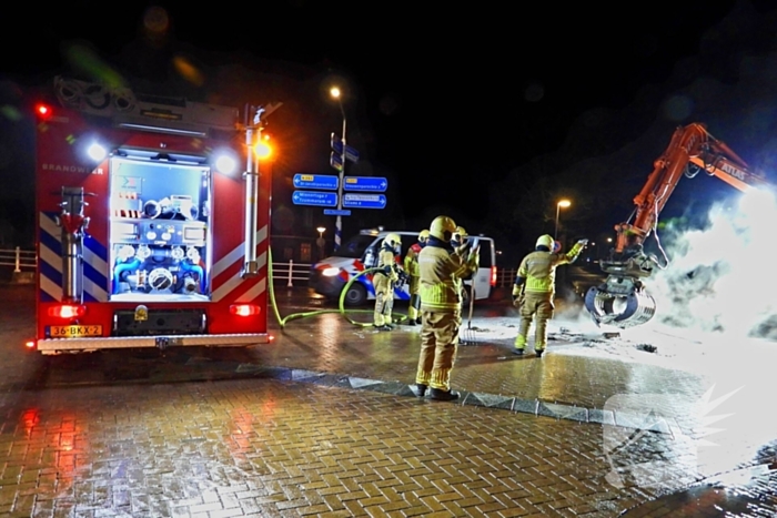 Brand op kruising onder politie begeleiding geblust