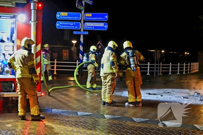 Brand op kruising onder politie begeleiding geblust