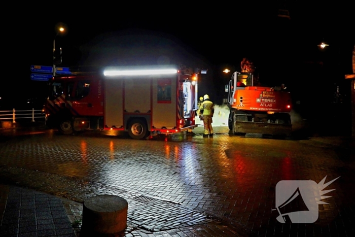 Brand op kruising onder politie begeleiding geblust