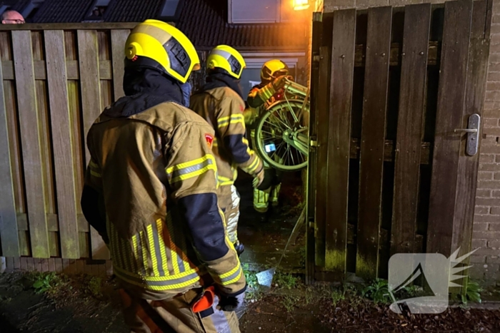 Brandweer dooft brand in schuur