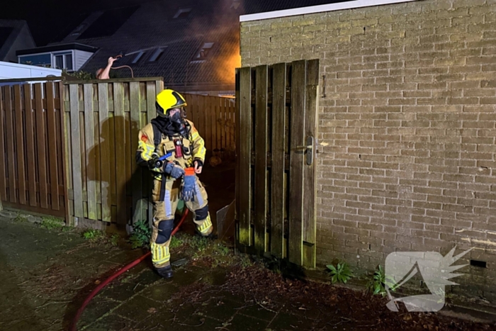 Brandweer dooft brand in schuur