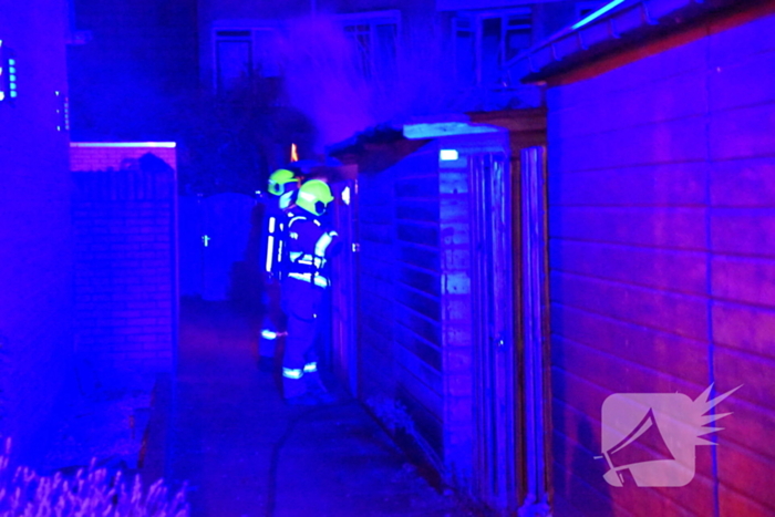 Brandweer langer onderweg naar containerbrand in achtertuin