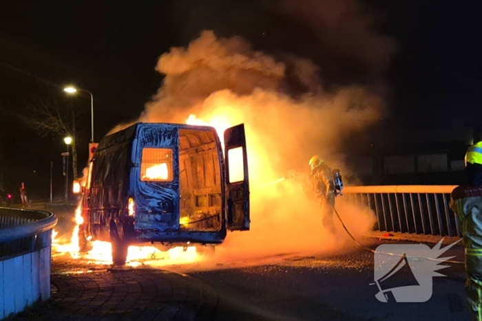 Bestelbus gaat in vlammen op