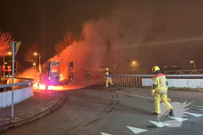 Bestelbus gaat in vlammen op