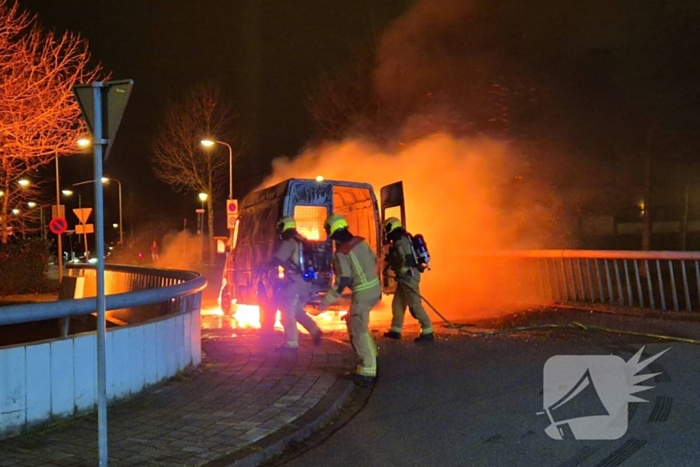 Bestelbus gaat in vlammen op