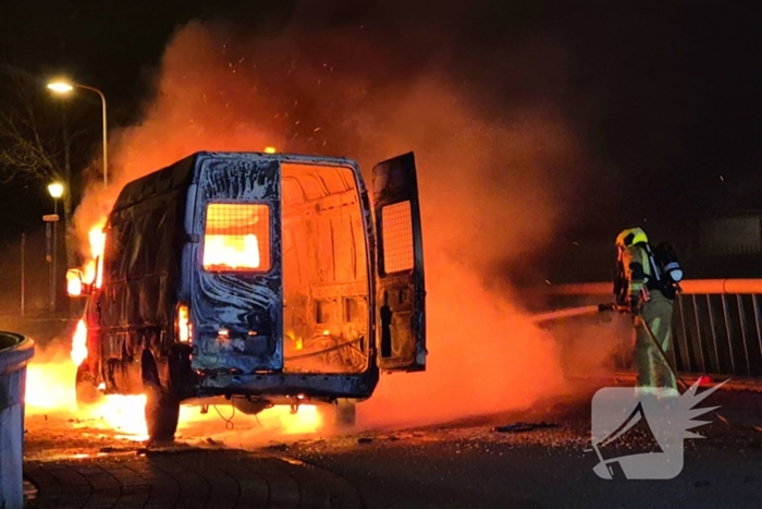 Bestelbus gaat in vlammen op