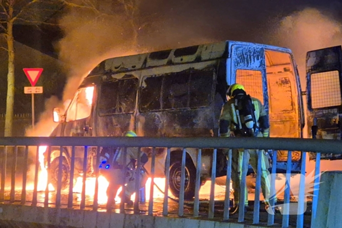 Bestelbus gaat in vlammen op