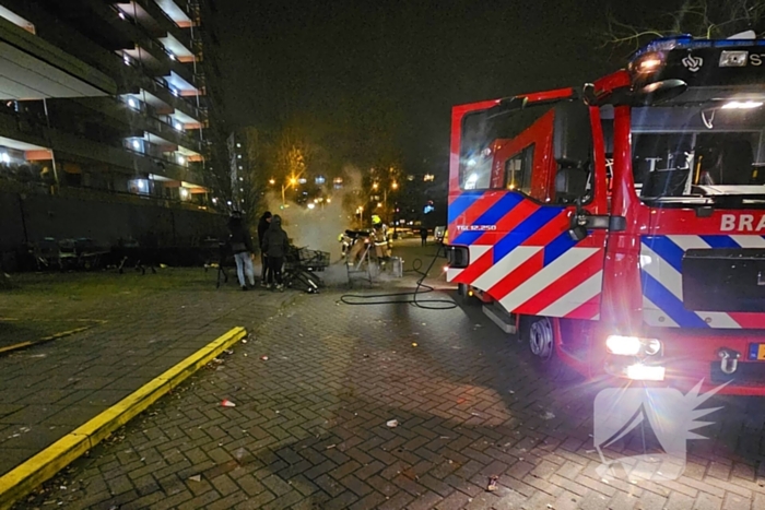 Meerdere winkelwagens in brand gestoken