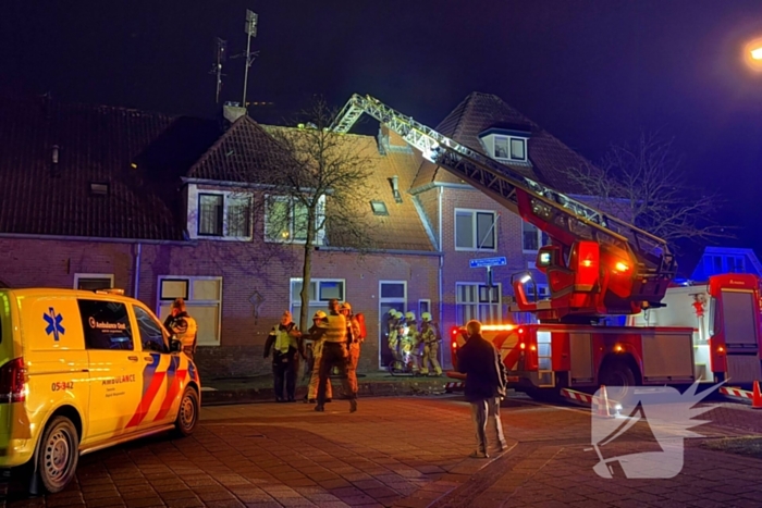 Brandweer blust brand in woning