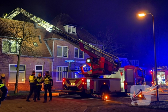 Brandweer blust brand in woning