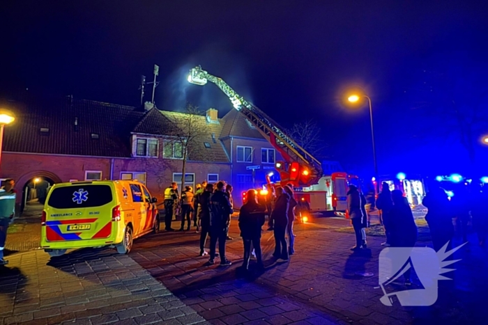 Brandweer blust brand in woning