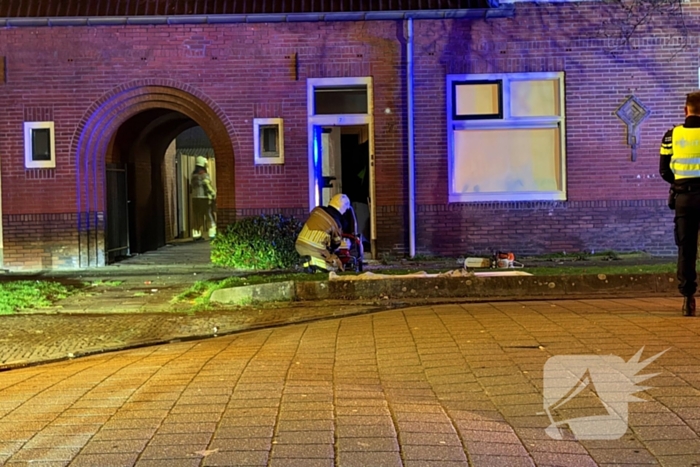 Brandweer blust brand in woning