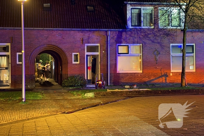 Brandweer blust brand in woning