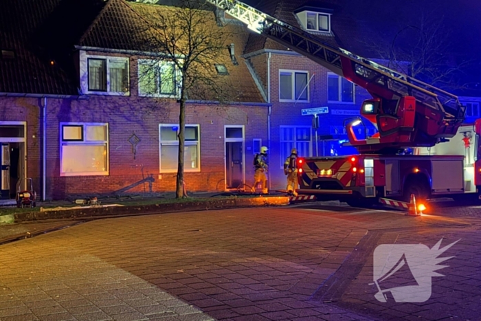 Brandweer blust brand in woning